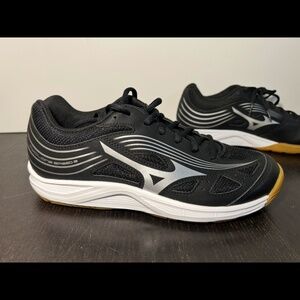 NWOB Mizuno Cyclone Speed 3 Volleyball Athletic Shoes Black/White Womans 9.5
